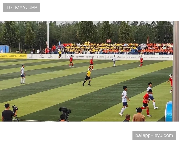 足球赛现场的热血时刻值得关注，表现清晰展现运动员激情与斗志