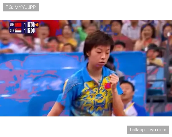 张怡宁打完比赛顺手把对手的球拍买了