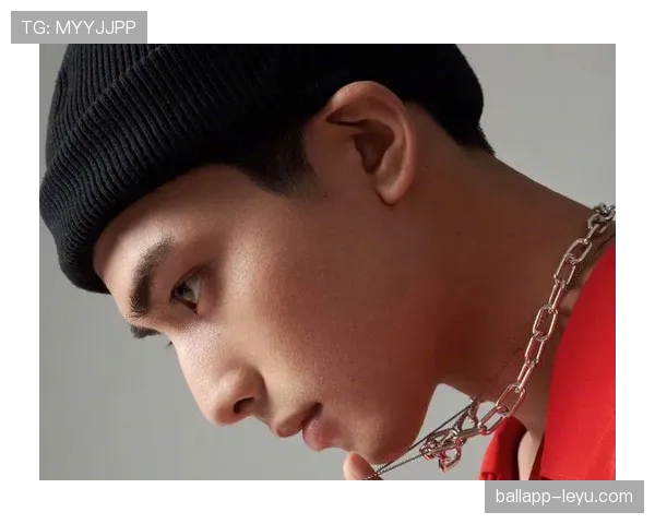 特雷·杨场下喝个咖啡都要被围观，这排面快赶上顶流爱豆了